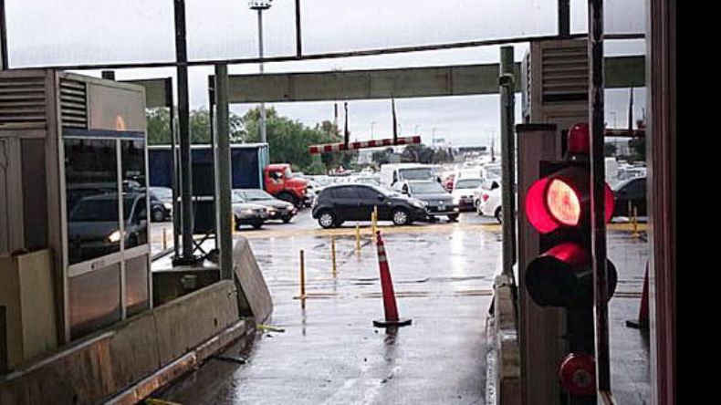 Estacion de peaje de Pilar, cortada. Se reabrió cerca de las 9..