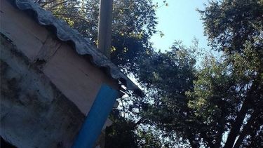 Alerta por un poste a punto de caer
