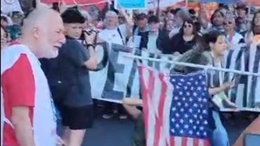 El pilarense Néstor Sito encendió la bandera norteamericana.