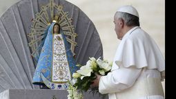 Francisco con la imagen de la Virgen, en el Vaticano..