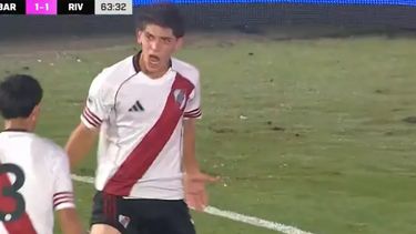 Joaquín Amor grita el 2-1 transitorio de River ante Barcelona por la Messi Cup.