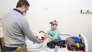 PELOTA. Achával visitó a chicos internados en el Falcón. .