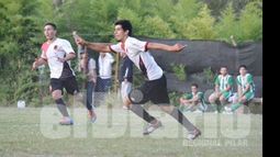 (FREDY CABALLERO). DEFINICIÓN. Figueroa convirtió el 5-3 del Depor y corre para festejarlo. Lo sigue Maciel..
