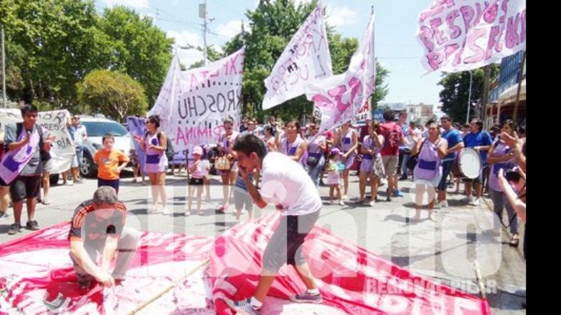 Los trabajadores marcharon al municipio bajo el sol del mediodía..