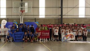 JUNTOS. Todos los equipos del básquet 3x3 inclusivo que participaron del torneo.