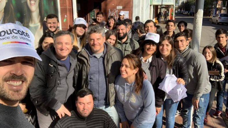 EQUIPO. Los jóvenes volvieron a la calle para llevar las boletas..