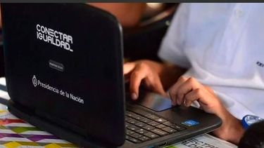 La netbook es del plan Conectar Igualdad.