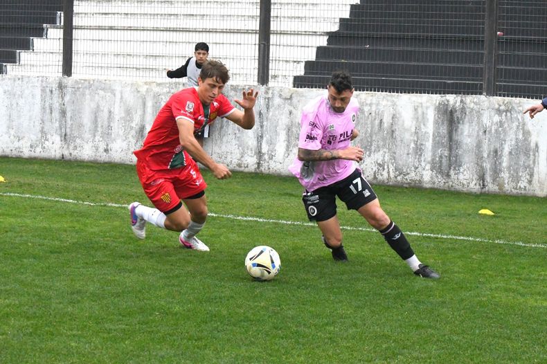 Daniel González busca ganar por afuera para abrir la defensa del Docke.