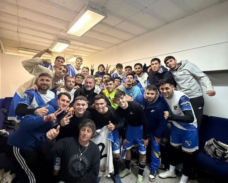 VESTUARIO. Los jugadores de Unión están felices tras la victoria en casa.