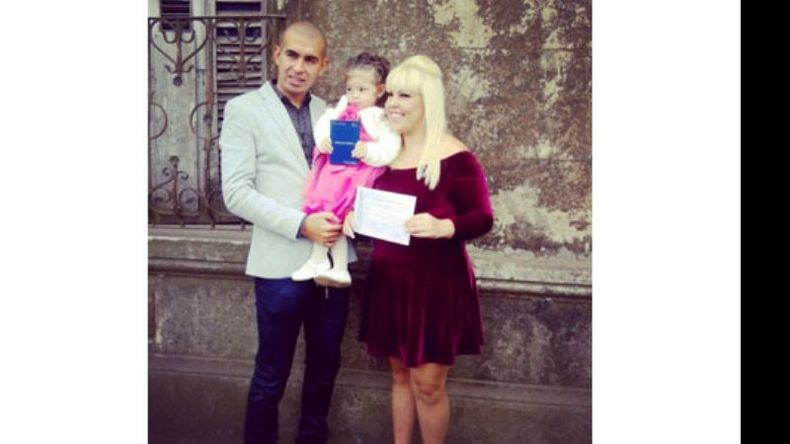 CON LIBRETA.. El viernes se casó Marcos Pájaro Riquelme, futbolista derquino que actualmente defiende los colores de Palestino de Chile. En la foto, junto a su ahora esposa Florencia y la hija de ambos..