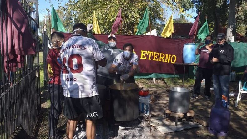 SOLIDARIDAD. Ezequiel García participa en las ollas populares que el club montó en su cancha..