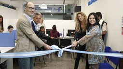 CINTA. Los funcionarios, ayer, durante la inauguración de nuevas oficinas..