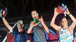 PODIO. Cena (izq.) junto a Ramírez y Moreira tras la premiación del Ultra Trail de Misiones.