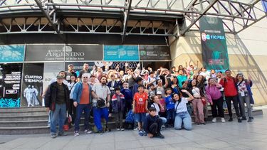Vecinos del barrio Peruzzotti durante la proyección del corto en el Festival Internacional de Cine.&nbsp;