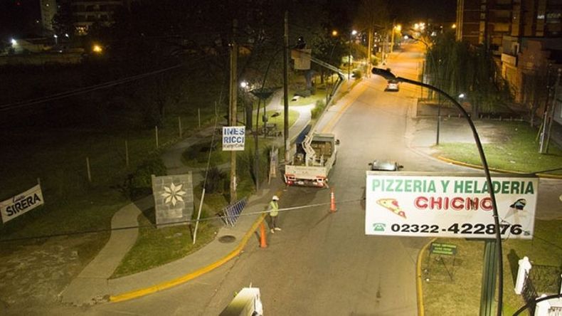 LUCES. Parte de las nuevas luminarias están en el acceso al centro..