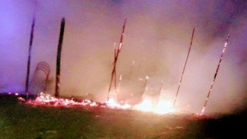 El incendio de la casilla del prófugo (foto @juancaimpacto)..