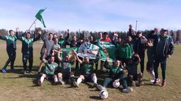 CAMPEONES. El festejo de los muchachos de Sport Pilar +35 tras el triunfo.