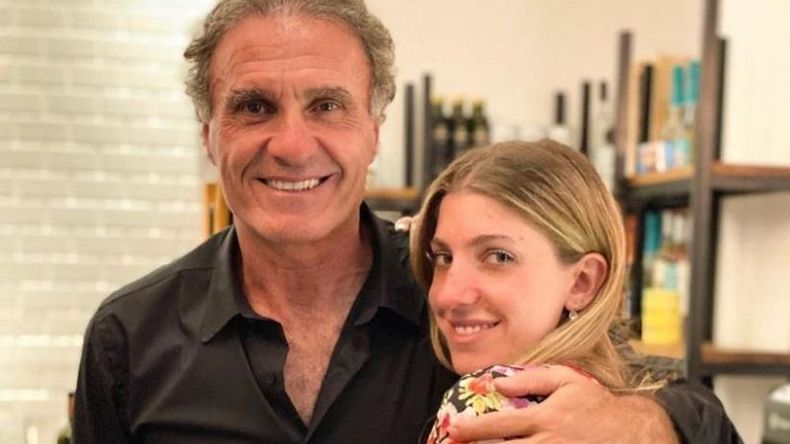 El Cabezón Ruggeri junto a su hija Dai, participan de una cruzada solidaria por los más chicos. .