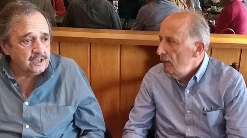 CHARLAS. Alfonsín junto al exconcejal radical Oscar Salom, del EPA. .