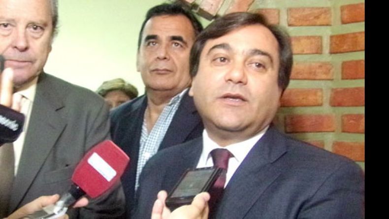 Carlos Olivera, ayer, durante la asunción. Atrás, José Molina..