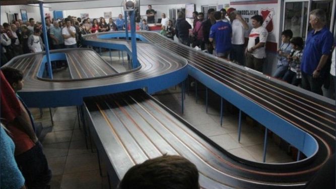 Moderna. La pista de automodelismo de Sportivo es una de las mejores de la zona Norte del GBA. .