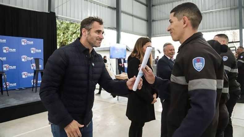 DIPLOMA. Achával participó del acto junto a los egresados en el club municipal Luchetti..