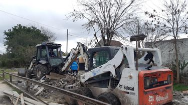 MÁQUINAS. El Municipio derrumbó la construcción sobre las vías del Urquiza.