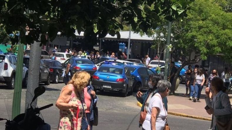 La estación Devoto, con los móviles policiales (foto Sección Ciudad)..