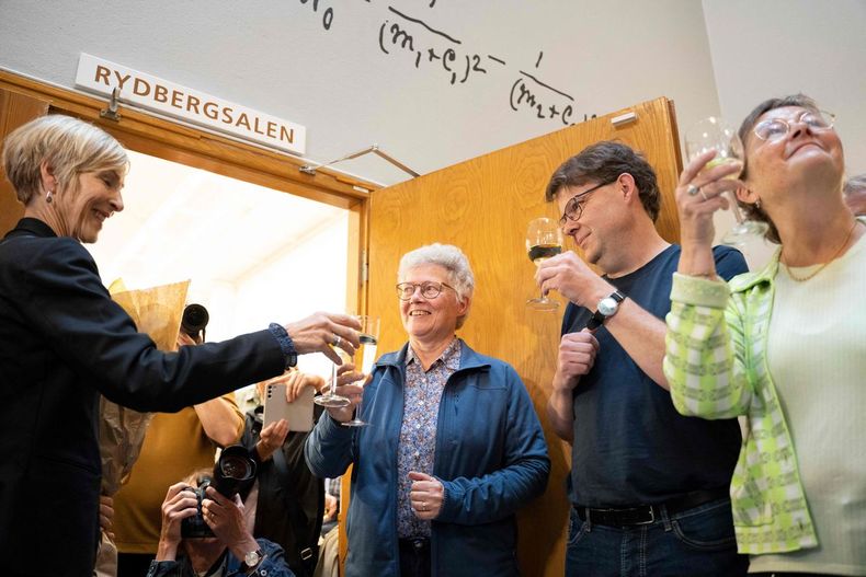 LHuillier en los pasillos de la Universidad de Lund, tras  saber que había ganado el Nobel. (AFP)..jpg
