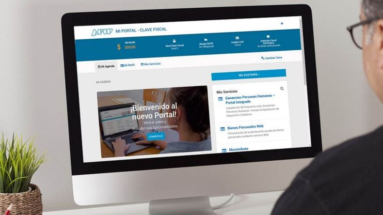 Empleados en relación de dependencia y jubilados podrán solicitar la devolución del 35% de los consumos en dólares. .