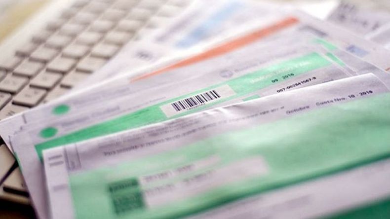 FACTURAS. Los nuevos costos comenzarán a reflejarse en las próximas boletas de servicios..
