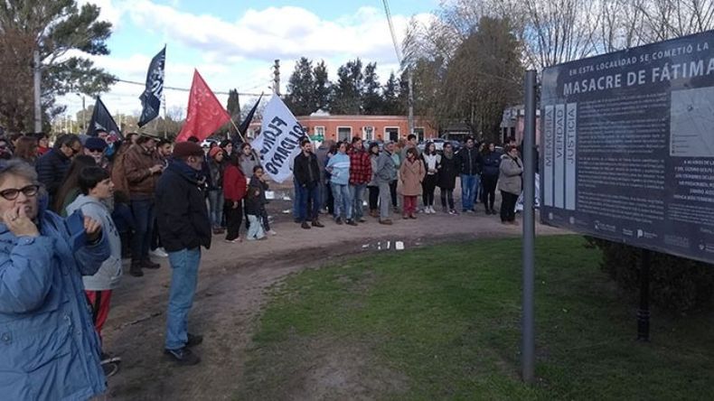 MEMORIA. Agrupaciones y vecinos en el 42º aniversario de la Masacre de Fátima. .