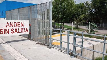 ¿Cuándo van a hacer una nota sobre la estación de Manuel Alberti. Hoy la estuvieron cerrando con rejas y está cada vez más abandonada. Hugo Encina.