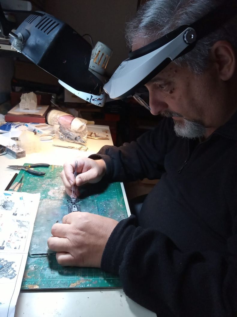 Pablo Leonardi en su taller del barrio Pellegrini. 