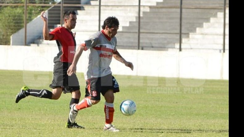 (FREDY CABALLERO). ANTICIPO. Ibáñez se acomoda para sacar el remate; sería el 1-1 parcial..