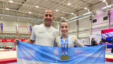 MEDALLAS. Julieta Lucas junto a su entrenador Guillermo Echeveste, tras lograr la de oro en individual y plata por equipos en All Around.