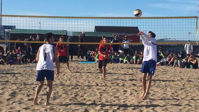 DOBLE VICTORIA. Los Menores del Beach Vóley se metieron en las semifinales y mañana buscarán llegar a la final. .