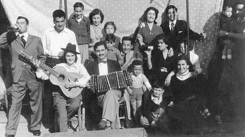 Hay fiesta en el inquilinato de 11 de Septiembre y Moreno, conocido popularmente como “Don Pepino”, propiedad de José Crifasi. La imagen es del año 1950..