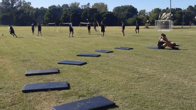 TRABAJO. Los jugadores entrenaron el viernes por la mañana en Pilar. Foto: PRENSA REAL PILAR..