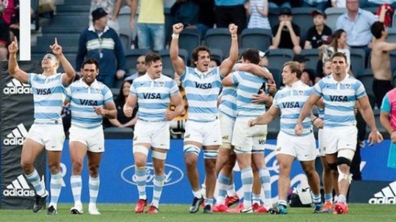 BRAZOS ARRIBA. Grondona festeja en el histórico triunfo 25-15 ante Nueva Zelanda..