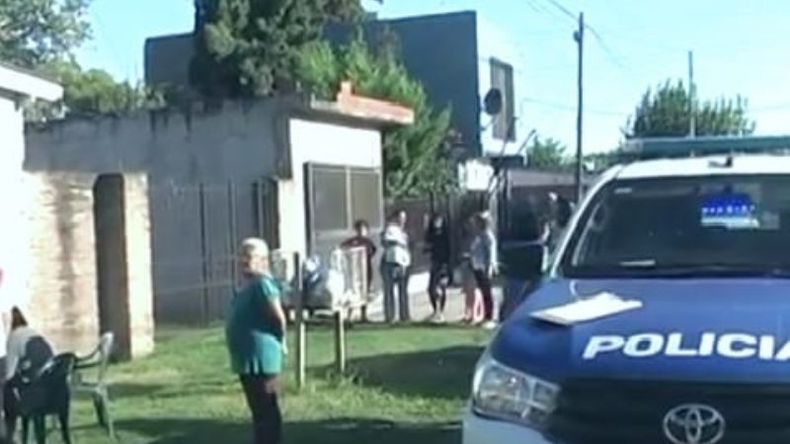 La policía trabaja en el lugar del hecho..