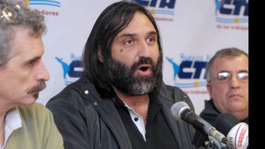 Roberto Baradel (centro), anunció la movilización de hoy y el paro del viernes..