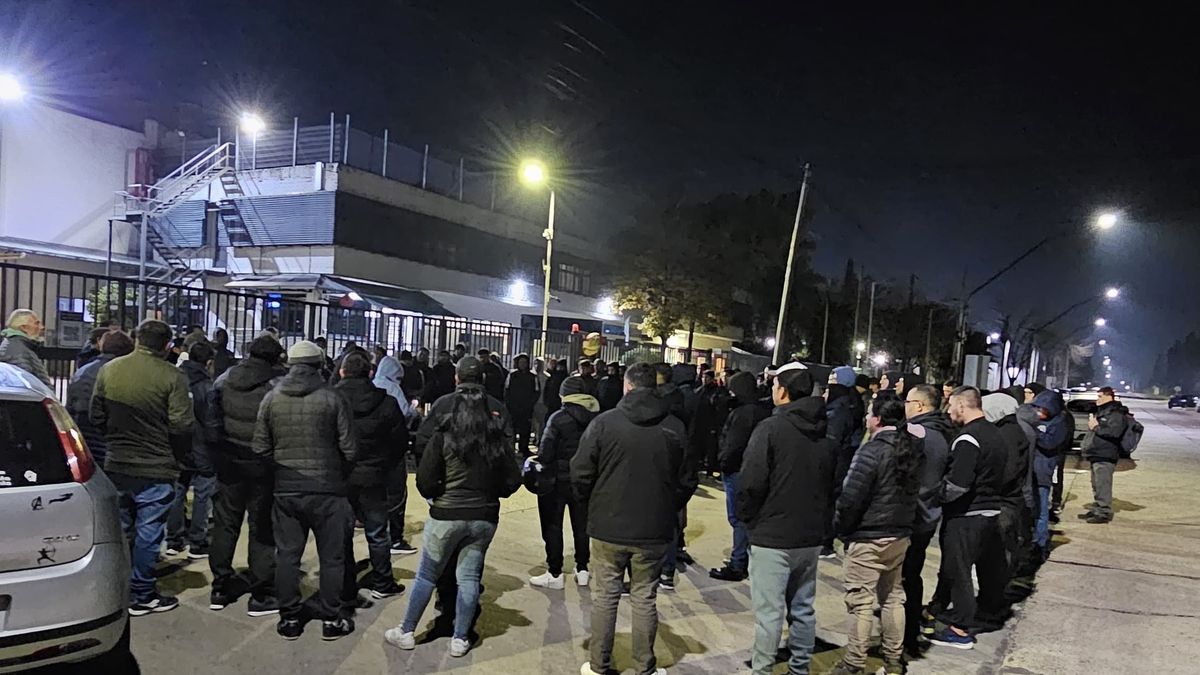 Tras el cierre de la planta, trabajadores acampan frente a Kimberly Clark