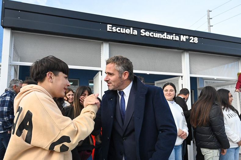 SALUDO. Federico Achával charló con los alumnos durante la inauguración de la escuela.