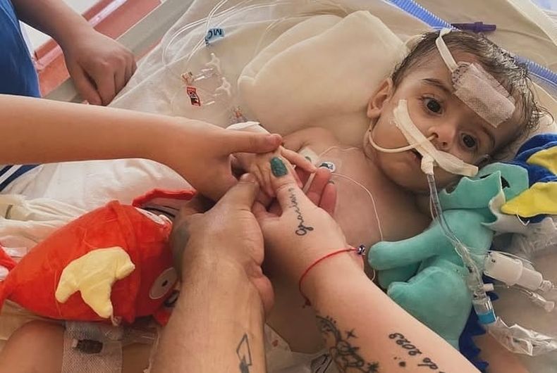 EN BUENAS MANOS. Feli, en el Garrahan, acunado por su familia.