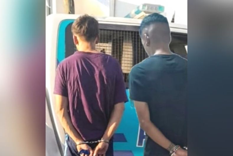 Los autores del robo fueron detenidos y el adolescente asaltado tuvo que ser asistido por un comerciante de la zona.&nbsp;