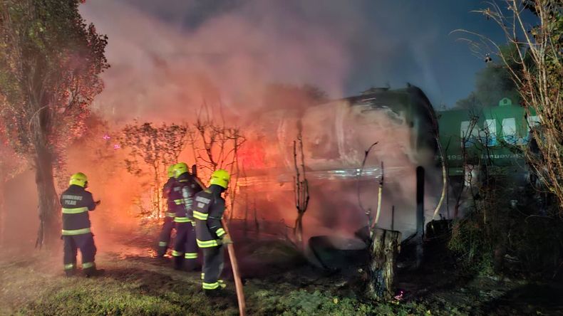 Los dos camiones que se incendiaron en Los Grillos.