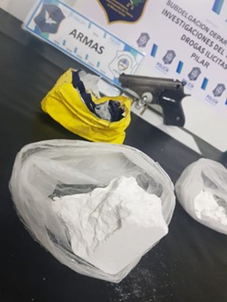 La droga y la pistola incautada en una vivienda de Villa Astolfi.