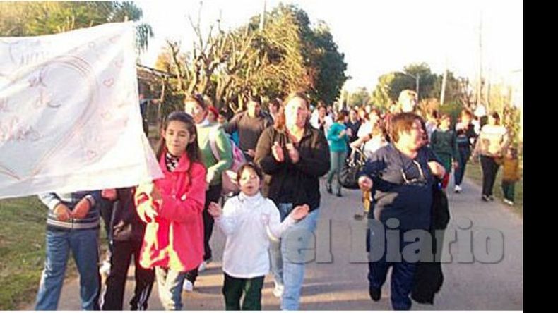 Marcha y reclamo. Un grupo de padres de alumnos del Instituto San José, al que asisten los chicos del San Cayetano, organizó el último lunes una manifestación desde las puertas del colegio hacia el hogar, en reclamo por el cierre de la institución. El mismo grupo convoca a una marcha para esta tarde a las 17.30 en las puertas de la iglesia de Pilar..