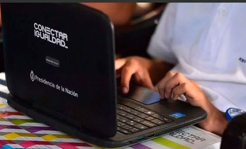 La netbook es del plan Conectar Igualdad.
